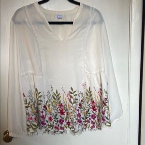 Old Navy Floral flowy cream Blouse. Large. V neck. Nice